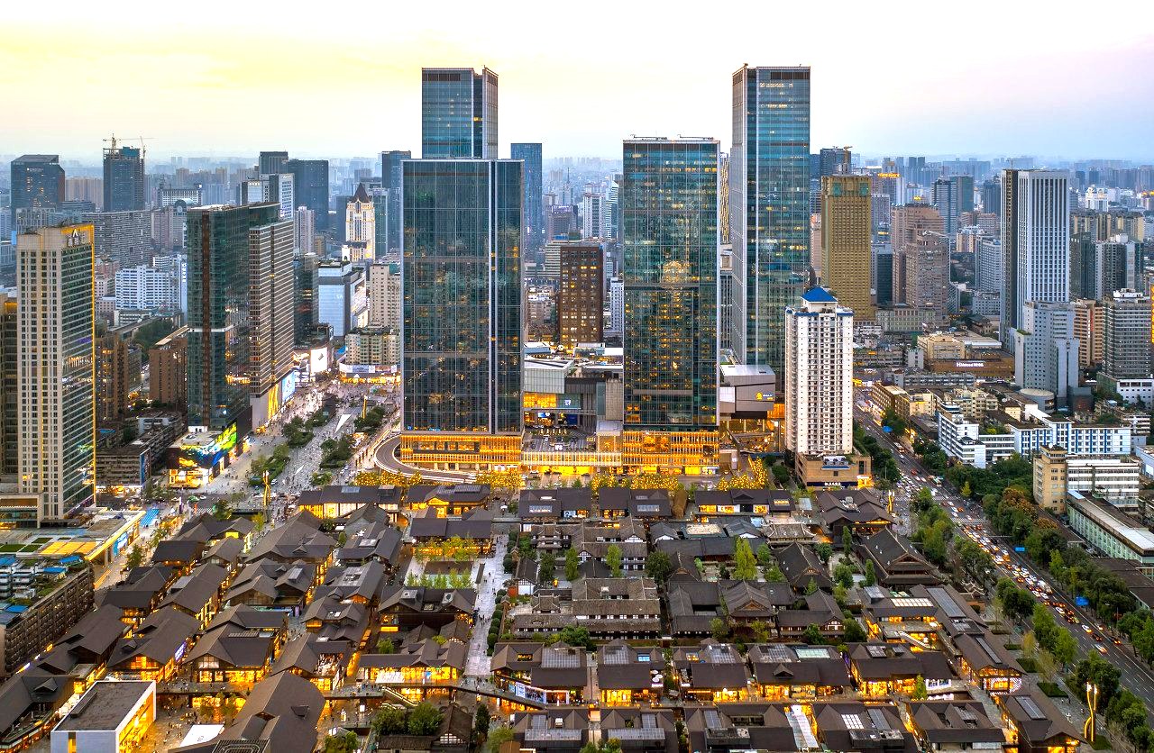 成都暮色全景 · Chengdu Skyline at Dusk