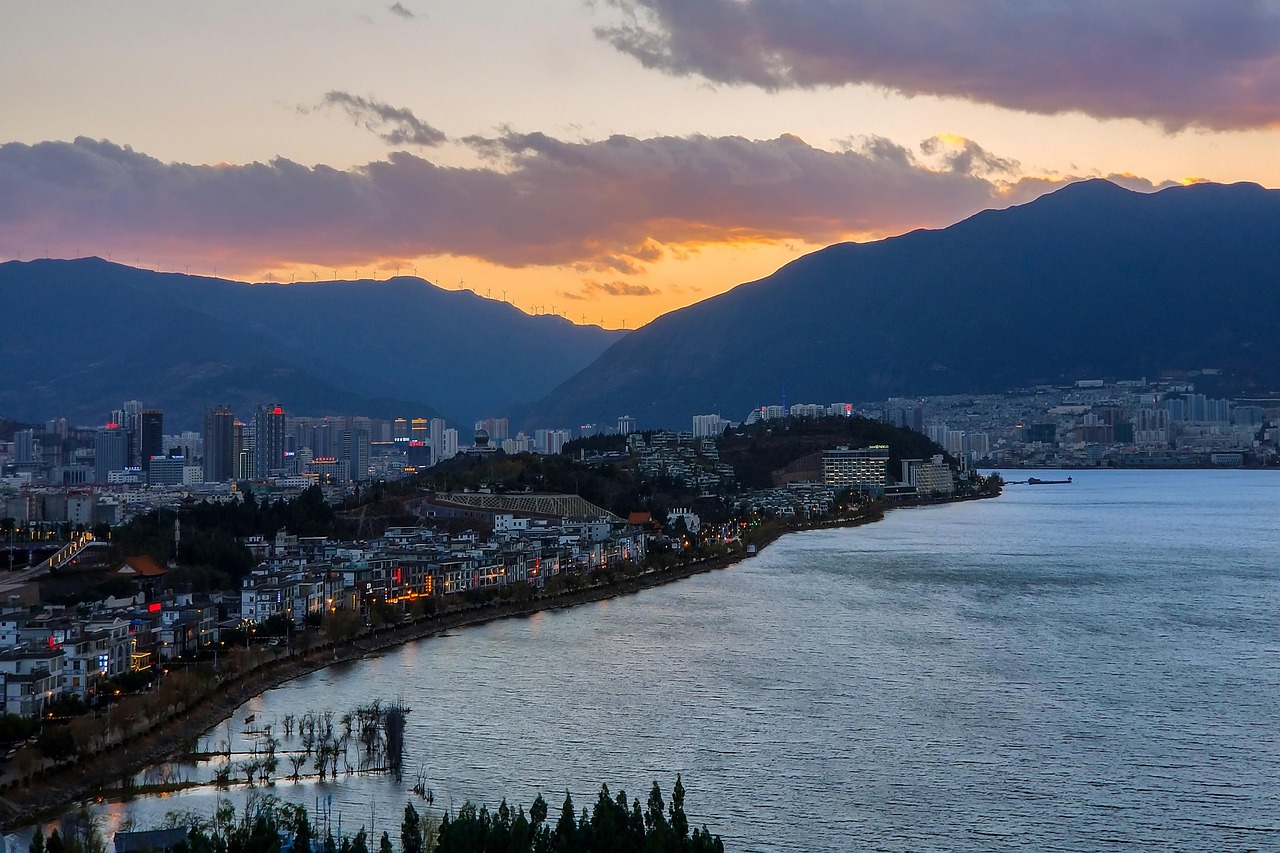 暮色洱海 · Erhai at Dusk