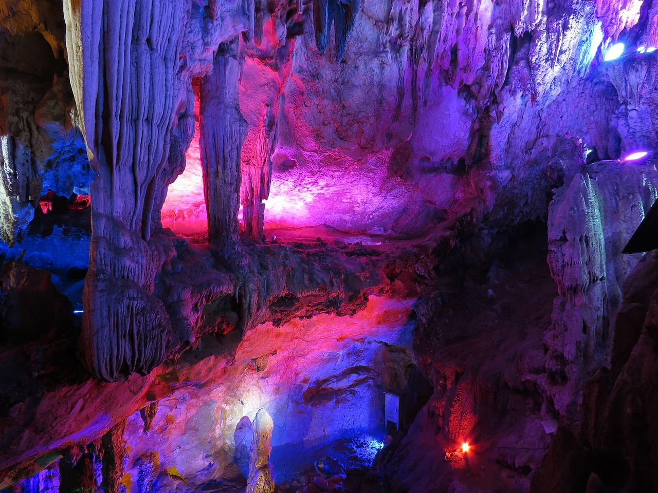 芦笛岩溶洞 · Reed Flute Cave