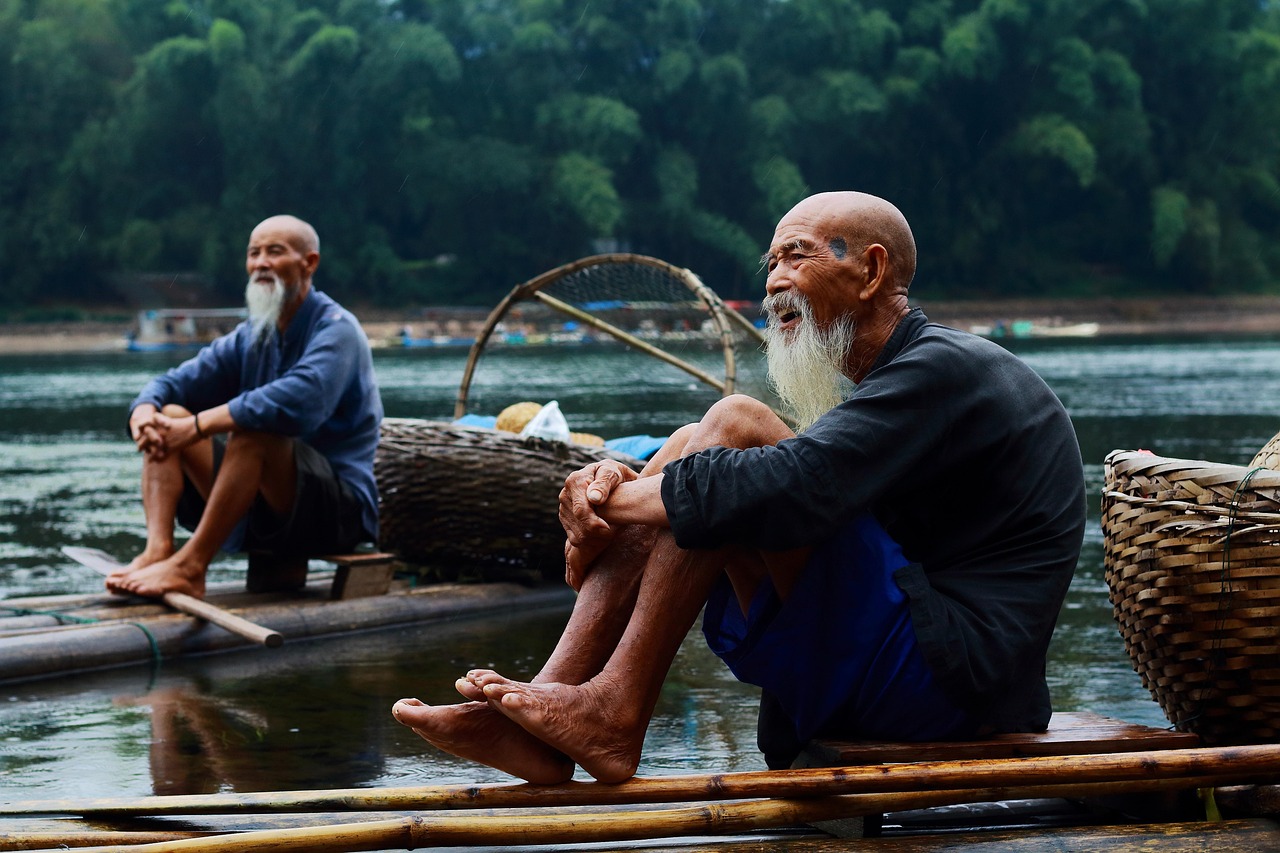 漓江渔夫撒网 · Fisherman Casting His Net on the Li River