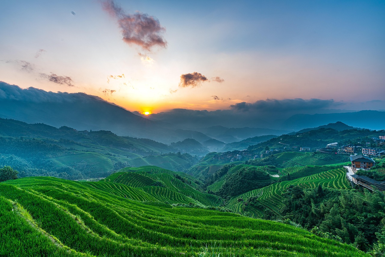 龙脊梯田日落 · Longji Terraces at Sunset