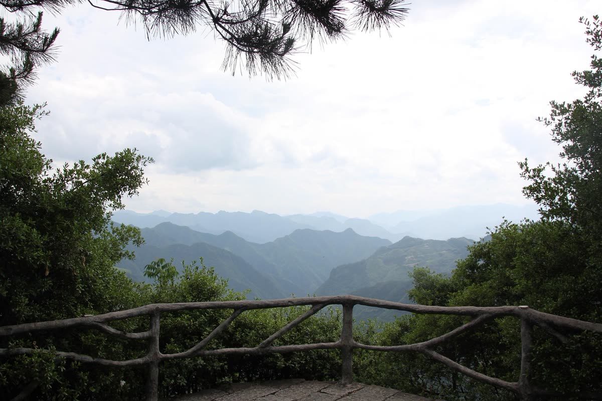 山间观景亭 · Hillside Pavilion