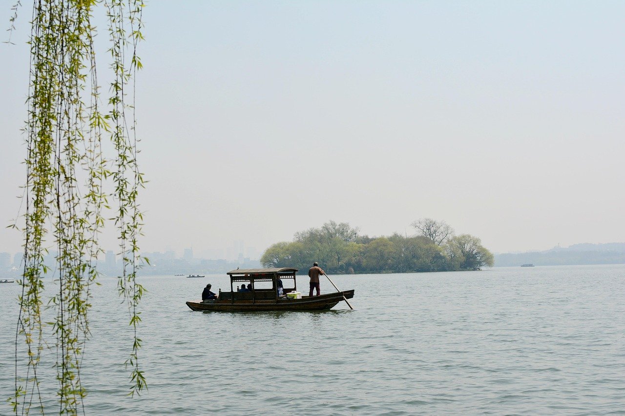 西湖泛舟 · Boating on West Lake