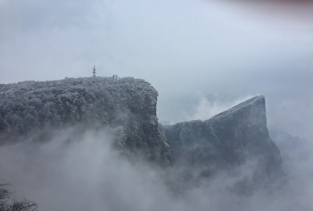 雾锁崖顶 · Misty Cliff Top
