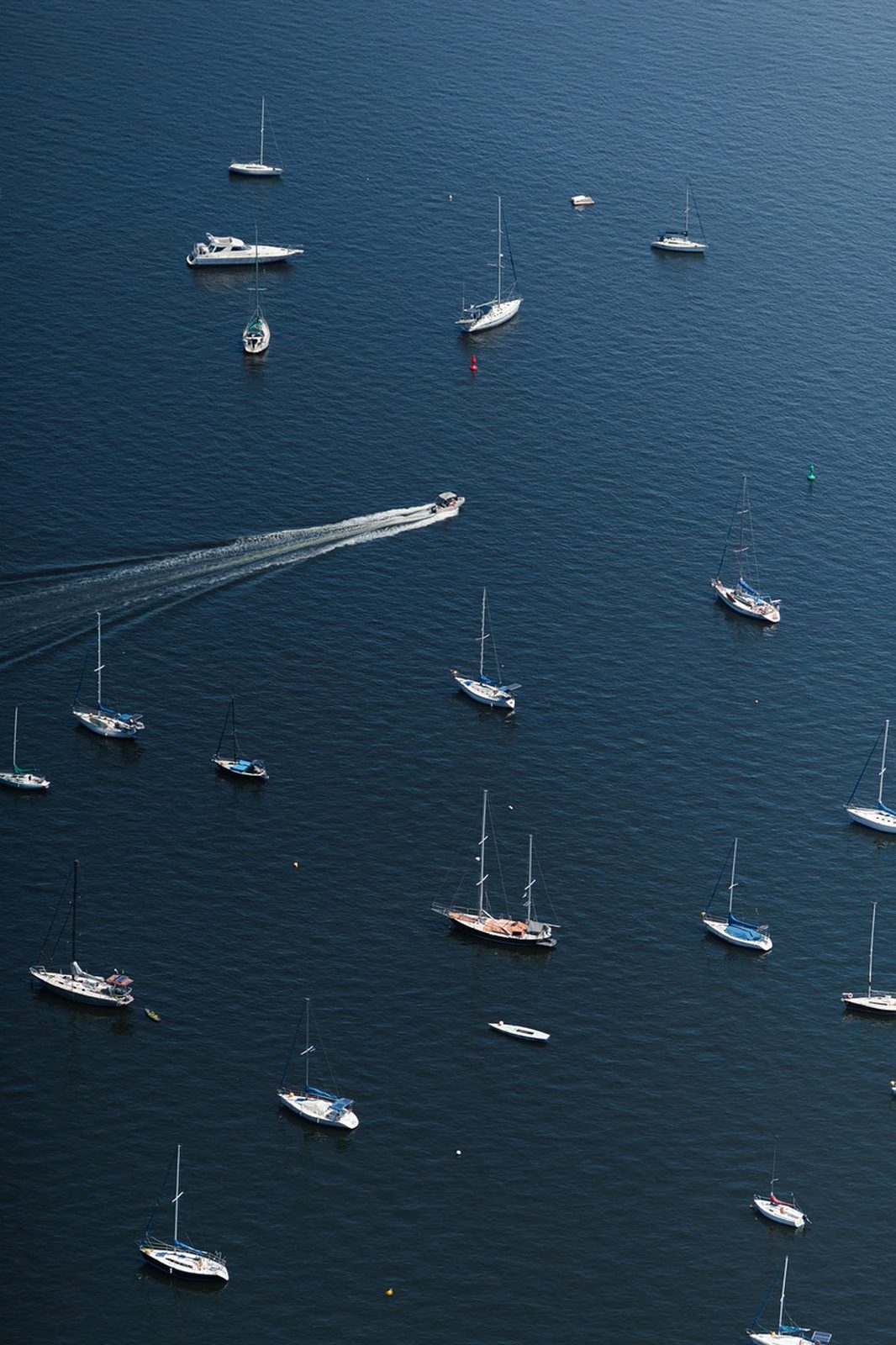 游艇航拍 · Yacht Cruise from Above