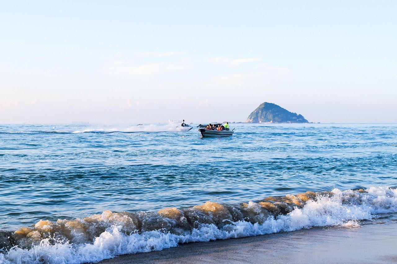 快艇与小岛 · Speedboat and Islet