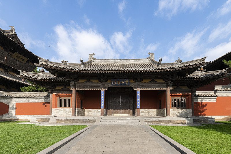 华严寺庭院 · Temple Courtyard